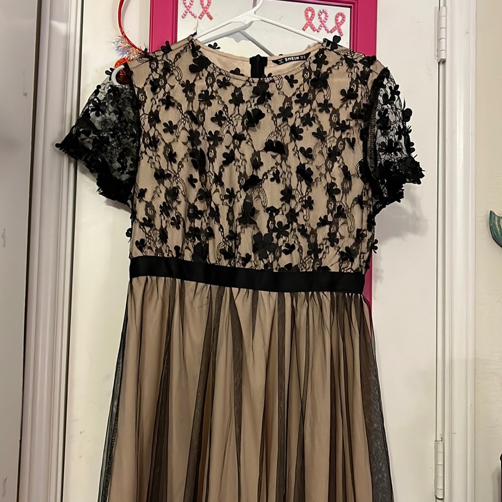 Dress worn once size medium very flowy